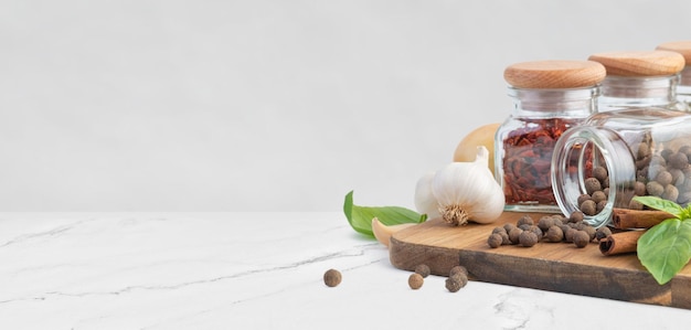 Stół z przyprawami